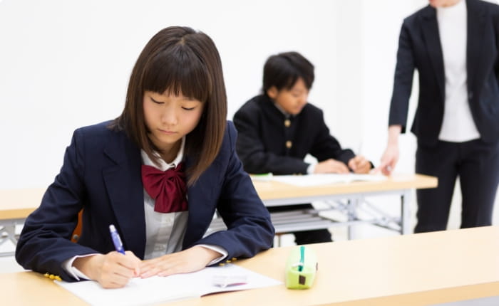 複数人で勉強している写真